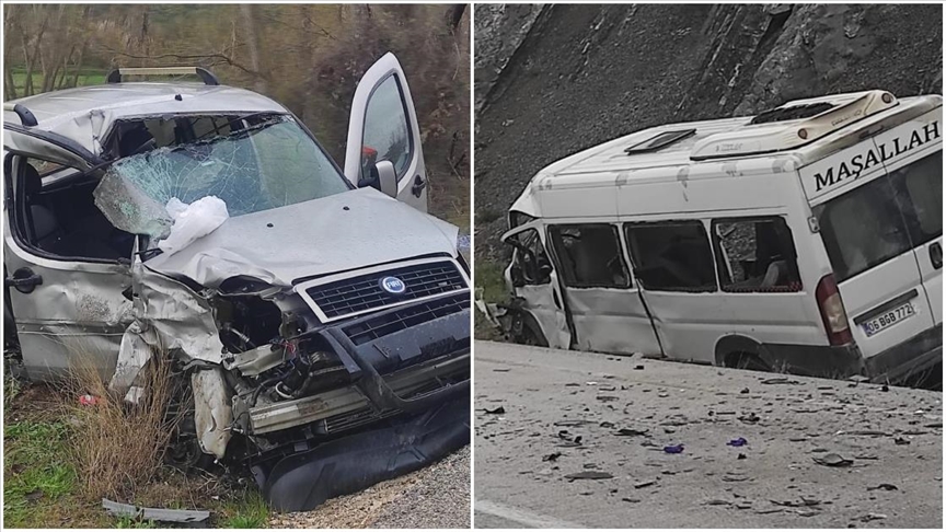 Ankara'da işçi servisi ile hafif ticari aracın çarpıştığı kazada 2 kişi hayatını kaybetti, 17 kişi yaralandı