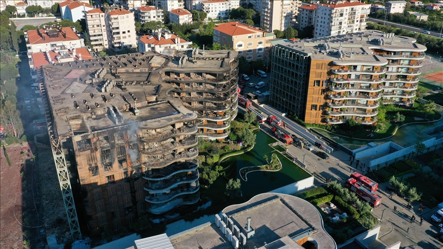 İzmir'de sitede çıkan yangınla ilgili deliller toplanacak!