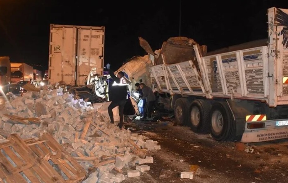 Adana'da trafik kazasında 7 kişi öldü, 7 kişi yaralandı