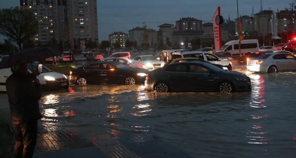 Başkent Ankara'da sağanak su baskınlarına neden oldu