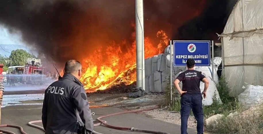 Antalya'da geri dönüşüm deposunda çıkan yangın seralara sıçradı