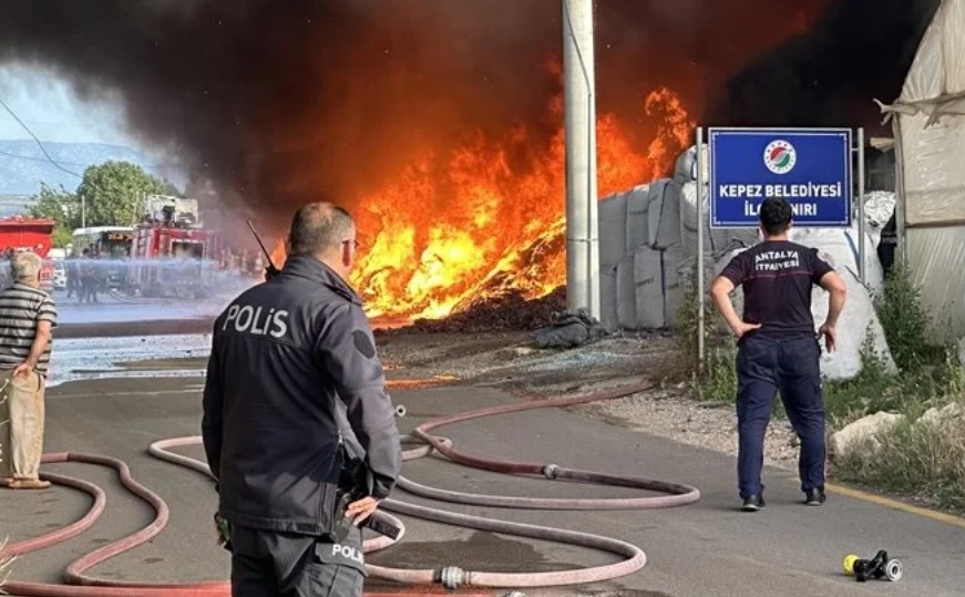 Antalya'da geri dönüşüm deposunda çıkan yangın seralara sıçradı