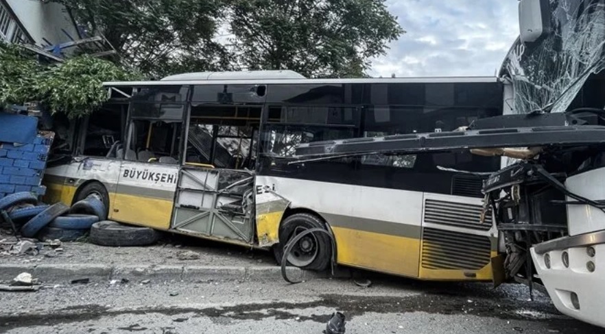 Servis aracı ile özel halk otobüsünün çarpıştığı kazada sürücüler yaralandı