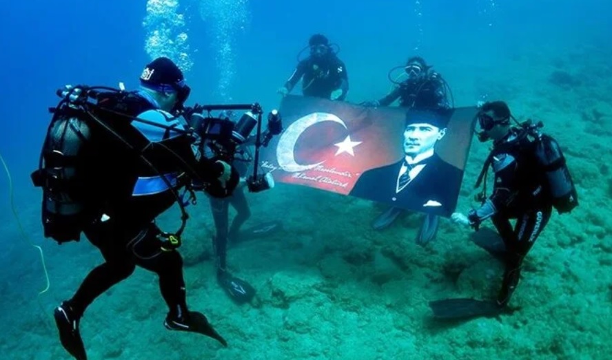 Hatay'da 19 Mayıs coşkusu su altına taşındı