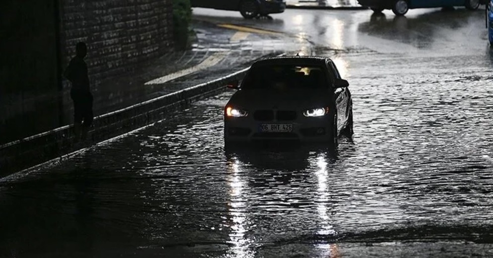 Ankara'da sağanak ve dolu su baskınlarına neden oldu