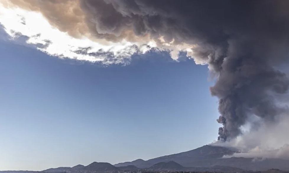 Meteoroloji: Etna Yanardağı kaynaklı kül bulutlarının Türkiye'yi etkilemesi beklenmiyor