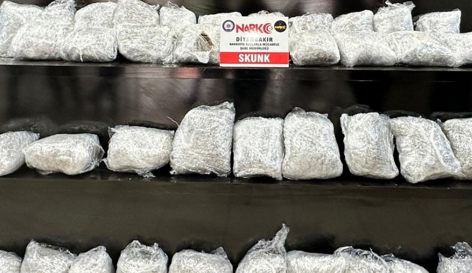 Diyarbakır'da bir otomobilde 44 kilogram uyuşturucu ele geçirildi