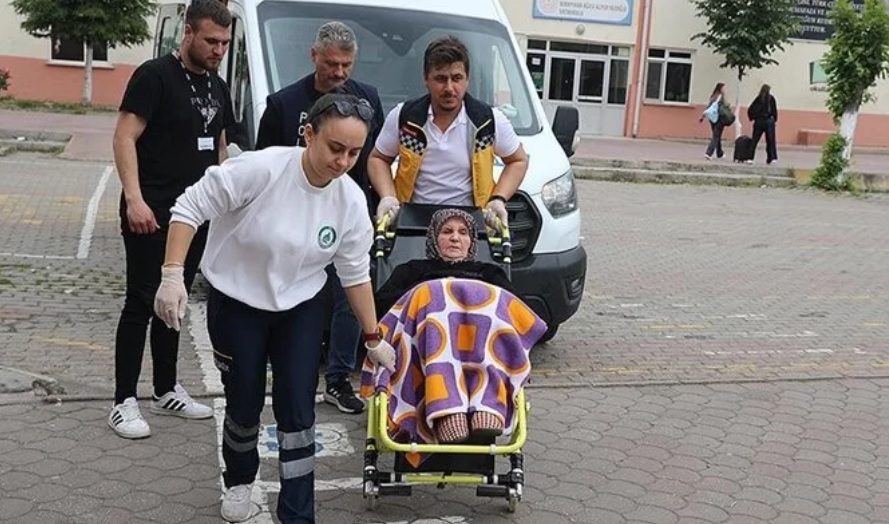 Bazı vatandaşlar oy kullanacakları okullara ambulansla getirildi