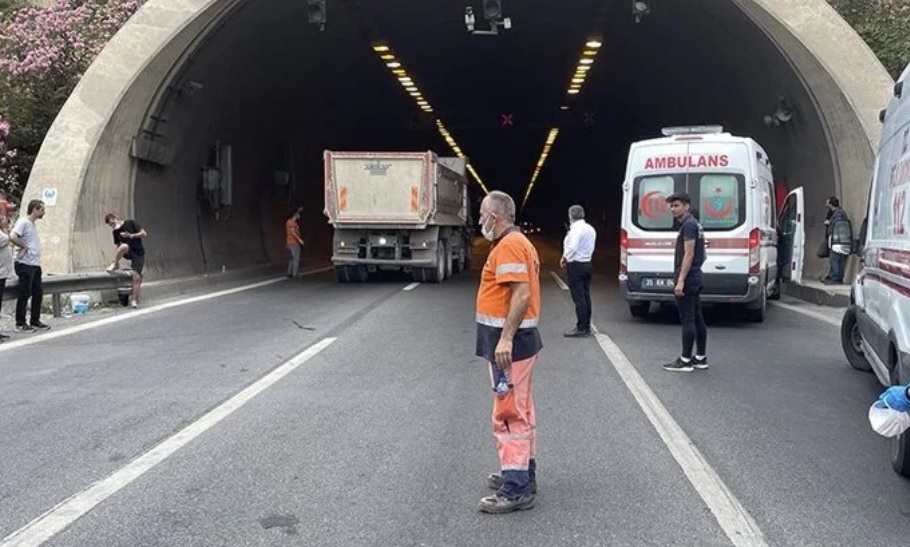 İzmir'deki Bayraklı Tünelleri'nde tır yandı