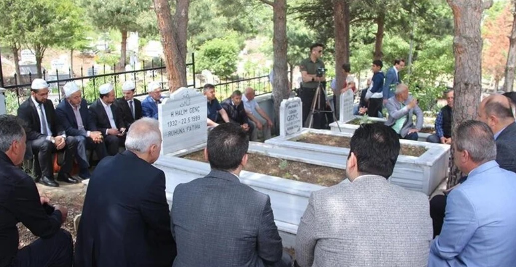 Solingen faciasında hayatını kaybedenler Amasya'daki kabirleri başında anıldı