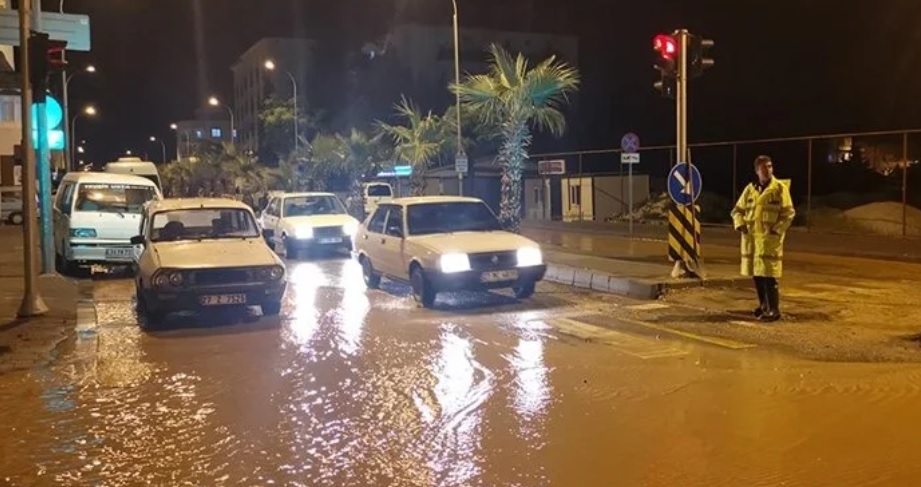 Araban'daki sağanak su baskınlarına neden oldu