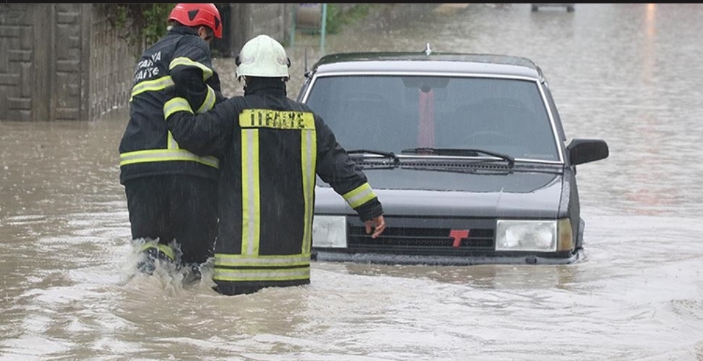 Sağanak bazı illerde taşkınlara ve su baskınlarına yol açtı