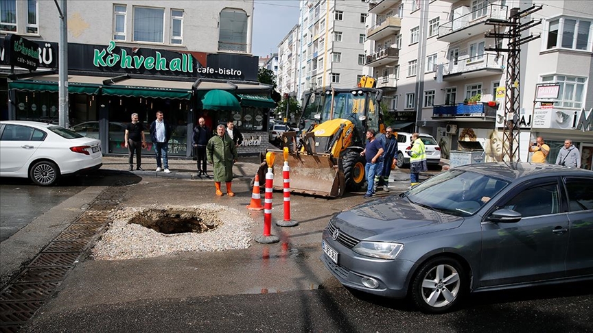 Ankara'da sağanak nedeniyle yol çöktü!