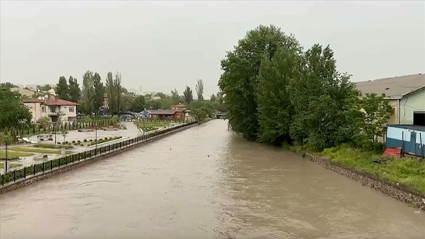 Sağanak nedeniyle Ankara Çayı tam kapasiteye ulaştı!