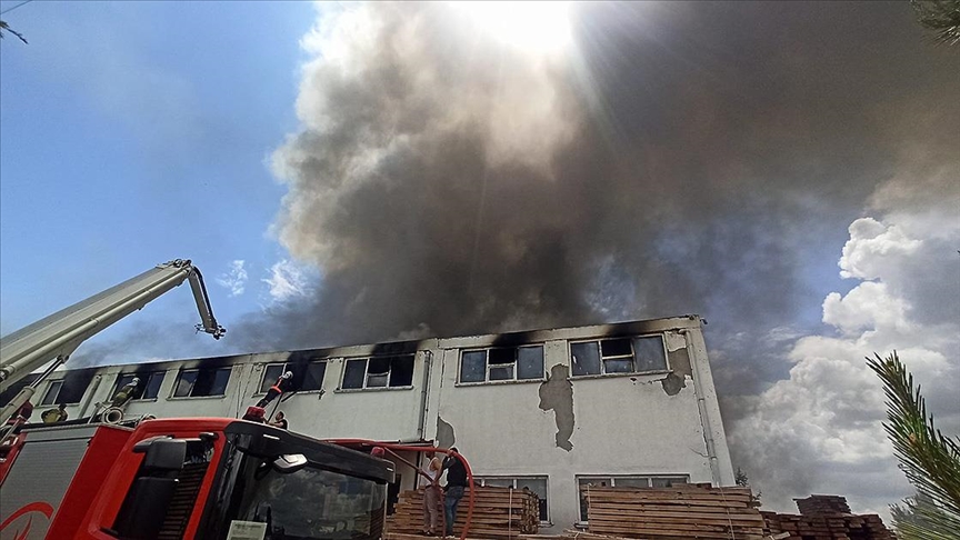 Ankara'da mobilya fabrikasında çıkan yangına müdahale sürüyor