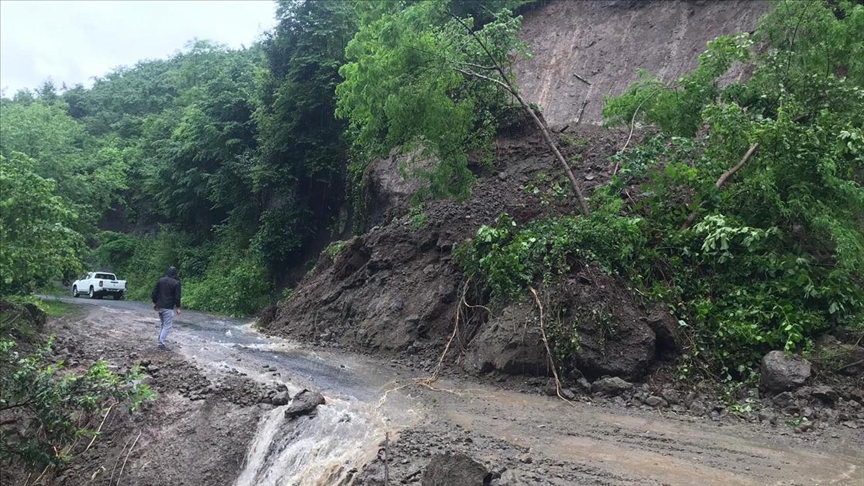 Ordu'nun İkizce ilçesinde sağanak bazı yollarda hasara yol açtı!