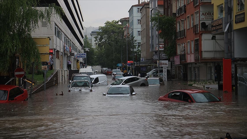 Başkentte sağanak nedeniyle vatandaşlar sürüklenen araçlarda mahsur kaldı