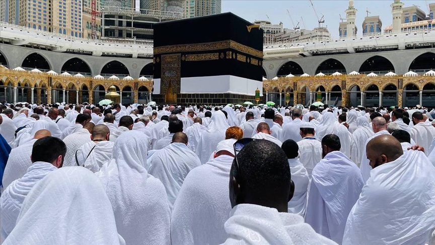 Yüz binlerce hacı adayı cuma namazını Mescid-i Haram'da kıldı