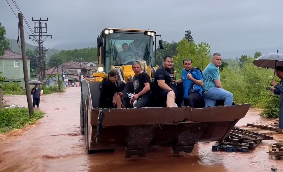 Karadeniz'de sağanak nedeniyle dereler taştı, yollar kapandı!