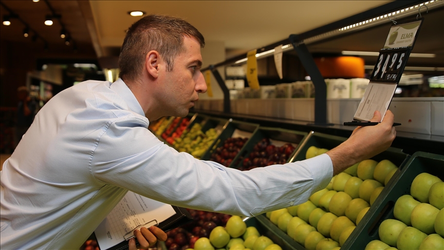 Ticaret Bakanlığı'nın marketlerdeki fiyat ve etiket denetimlerini AA görüntüledi