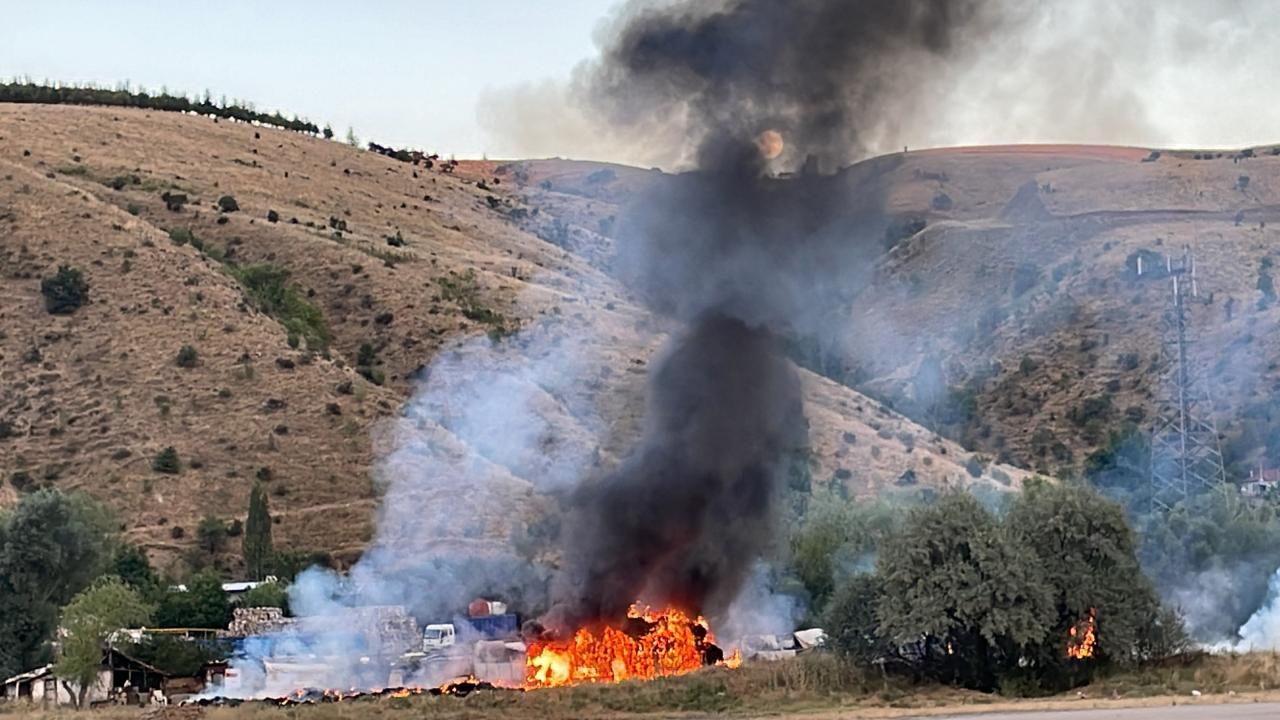 Başkentte saman yüklü kamyonda yangın