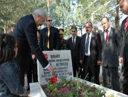 Osmaniyedeki Şehit Mezarları Başında Duygulu Anlar Yaşandı