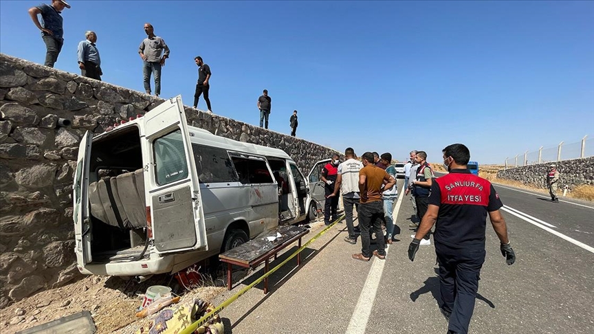 Şanlıurfa'da işçileri taşıyan minibüs istinat duvarına çarptı: 3 ölü, 17 yaralı