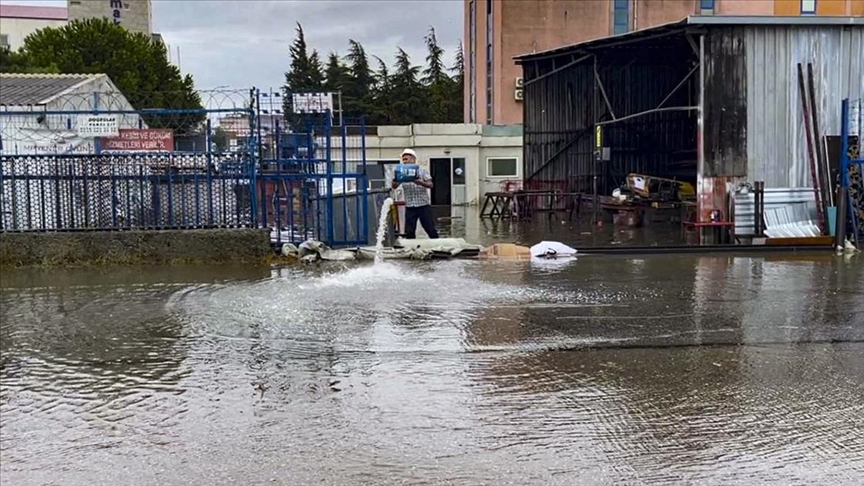 İstanbul'un bazı bölgelerinde sağanak su baskınlarına neden oldu