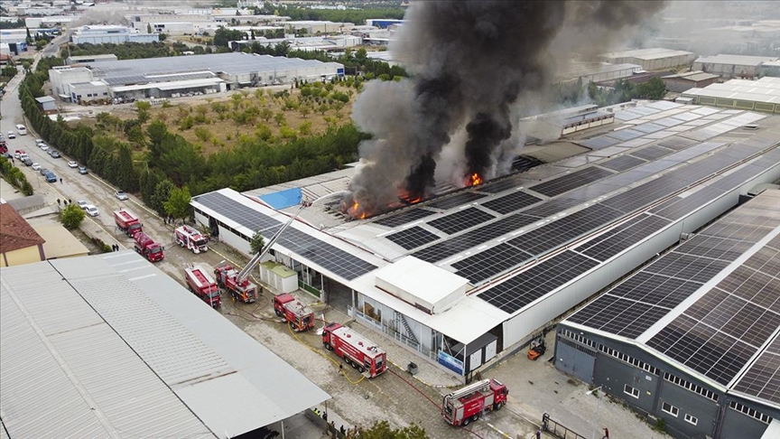 Uşak'ta iki tekstil fabrikasında hasara yol açan yangın kontrol altına alındı
