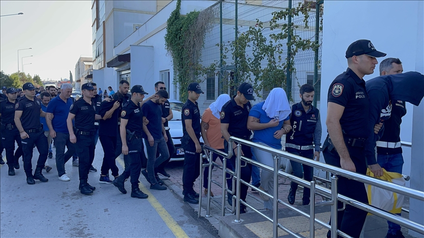 Adana'da, Seyhan ve Çukurova belediyelerindeki usulsüzlüklerle ilgili yakalanan 34 şüpheli adliyede