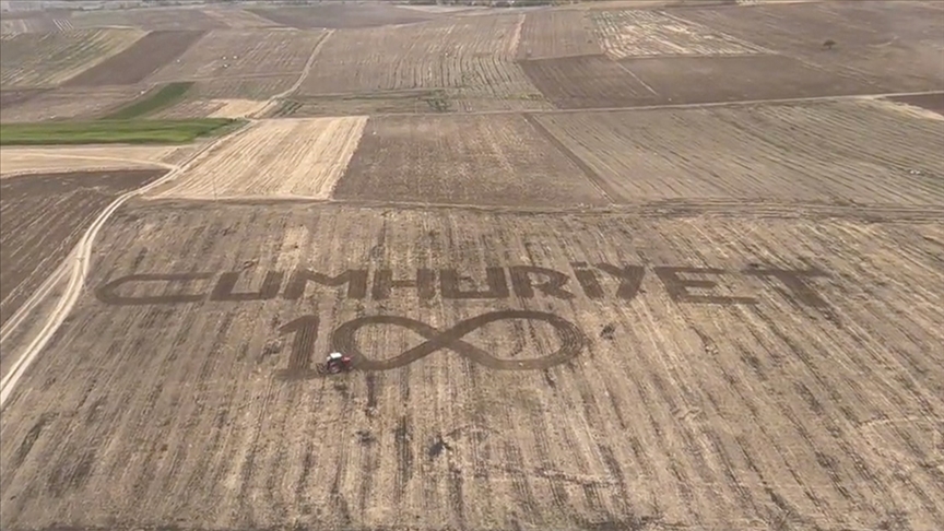 Askeri helikopter, Merzifonlu çiftçinin tarlasına yazdığı "Cumhuriyet" yazısını görüntüledi