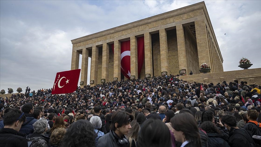 Anıtkabir'de ziyaretçi yoğunluğu / Saat 22.00'ye kadar açık