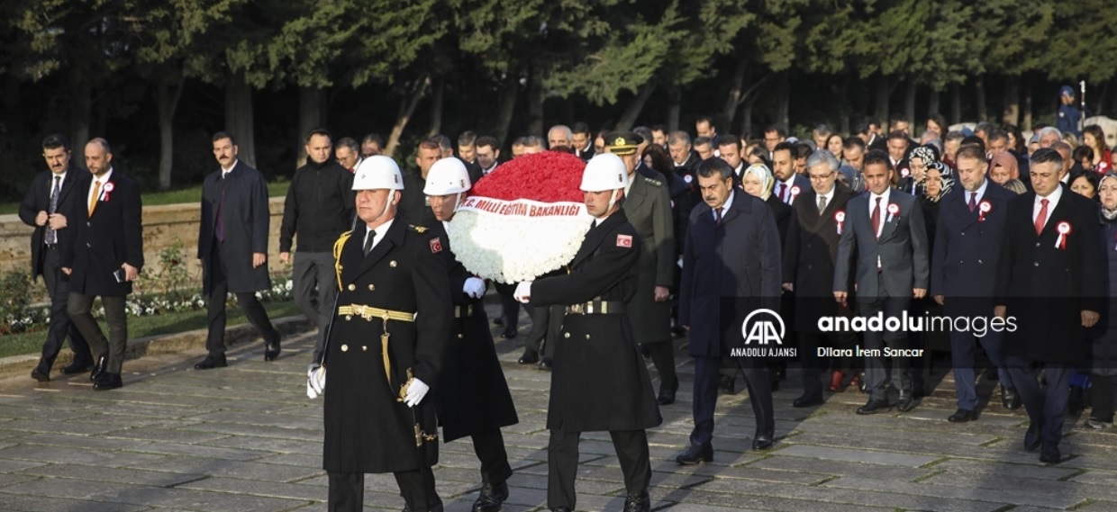 Bakan Tekin ve öğretmenler Anıtkabir'i ziyaret etti