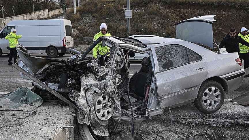 Ankara'da feci kaza! Kontrolden çıkıp direğe çarptı