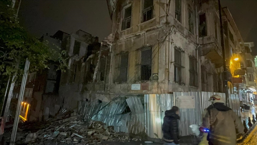 İstanbul'da yağış ve fırtına kentin bazı noktalarında hasara yol açtı