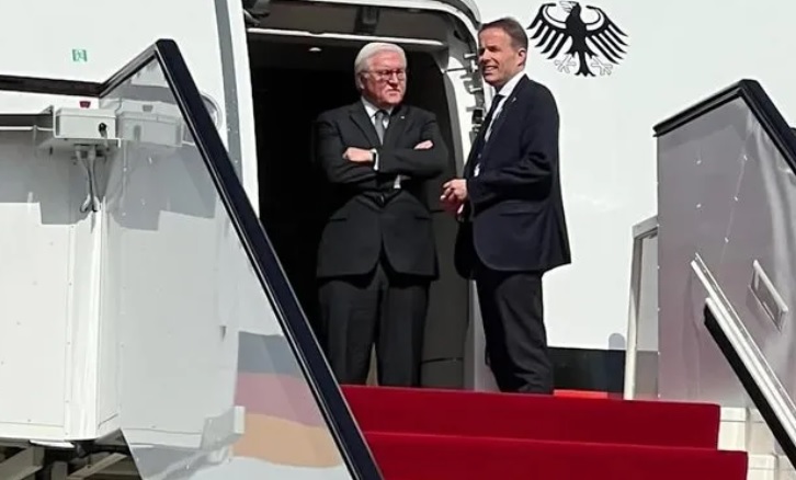 Almanya Cumhurbaşkanı Steinmeier, Katar'a inişinde uçakta 30 dakika bekledi