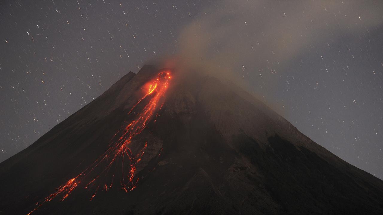 Endonezya'da Merapi Yanardağı'ndaki patlamalarda ölen dağcıların sayısı 22'ye yükseldi