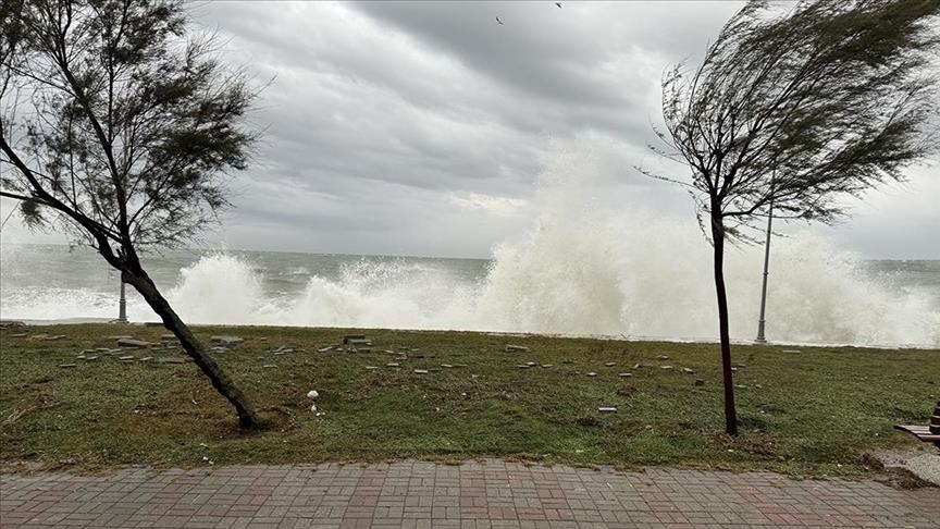 İstanbul Valisi Gül'den fırtınaya karşı tedbirli olunması uyarısı