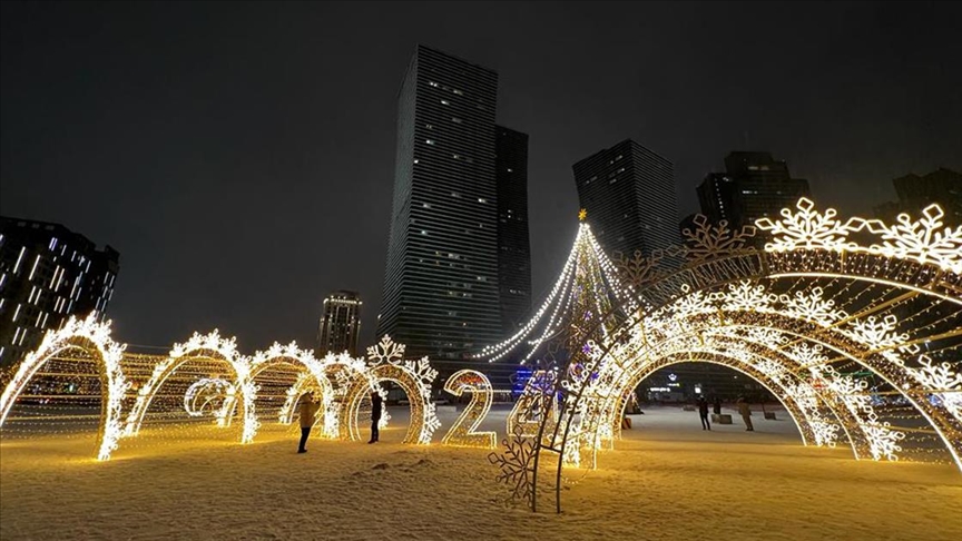 Astana, yeni yıl öncesi ışıklarla süslendi