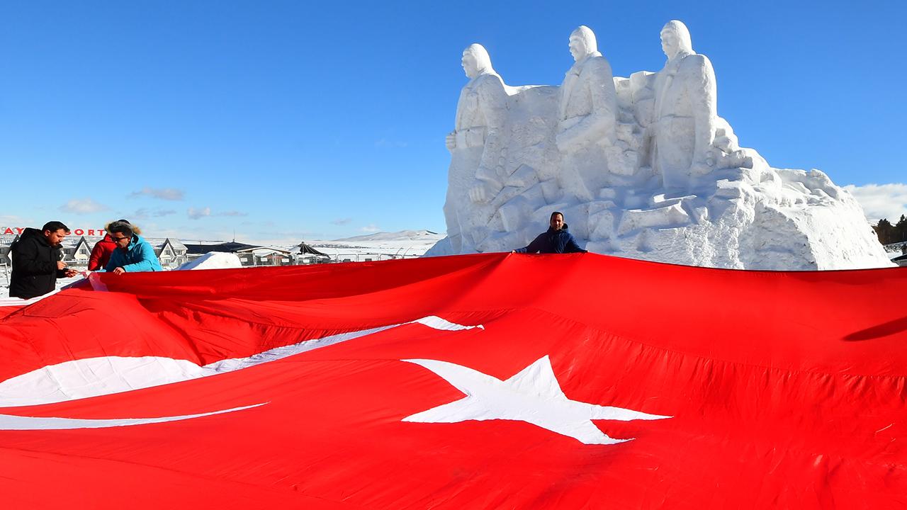 Kardan şehit heykelleri duygusal anlar yaşatıyor