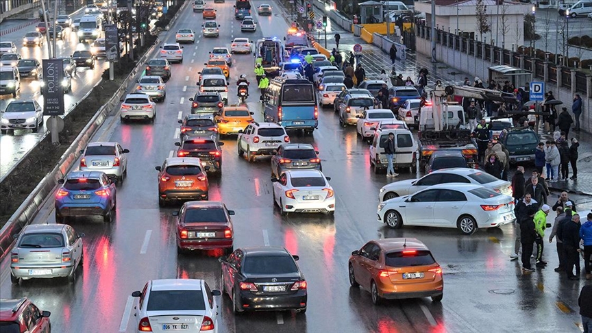 Ankara'da 26 aracın karıştığı zincirleme trafik kazasında 3 kişi yaralandı