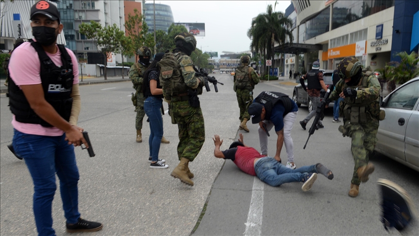 Ekvador'da silahlı grup canlı yayın sırasında stüdyoyu bastı