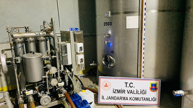 İzmir'de 5 bin 800 litre etil alkol ele geçirildi!