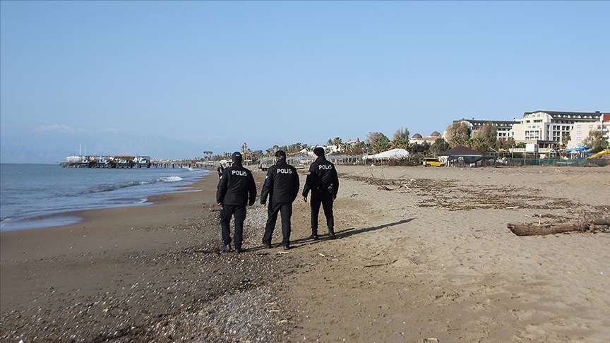 Antalya'da polis ekipleri cansız bedenlerin vurduğu sahillerde devriye geziyor