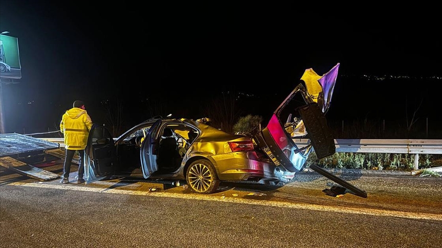 Sakarya'da trafik kazasında 3 koruma polisinden biri hayatını kaybetti, ikisi yarala