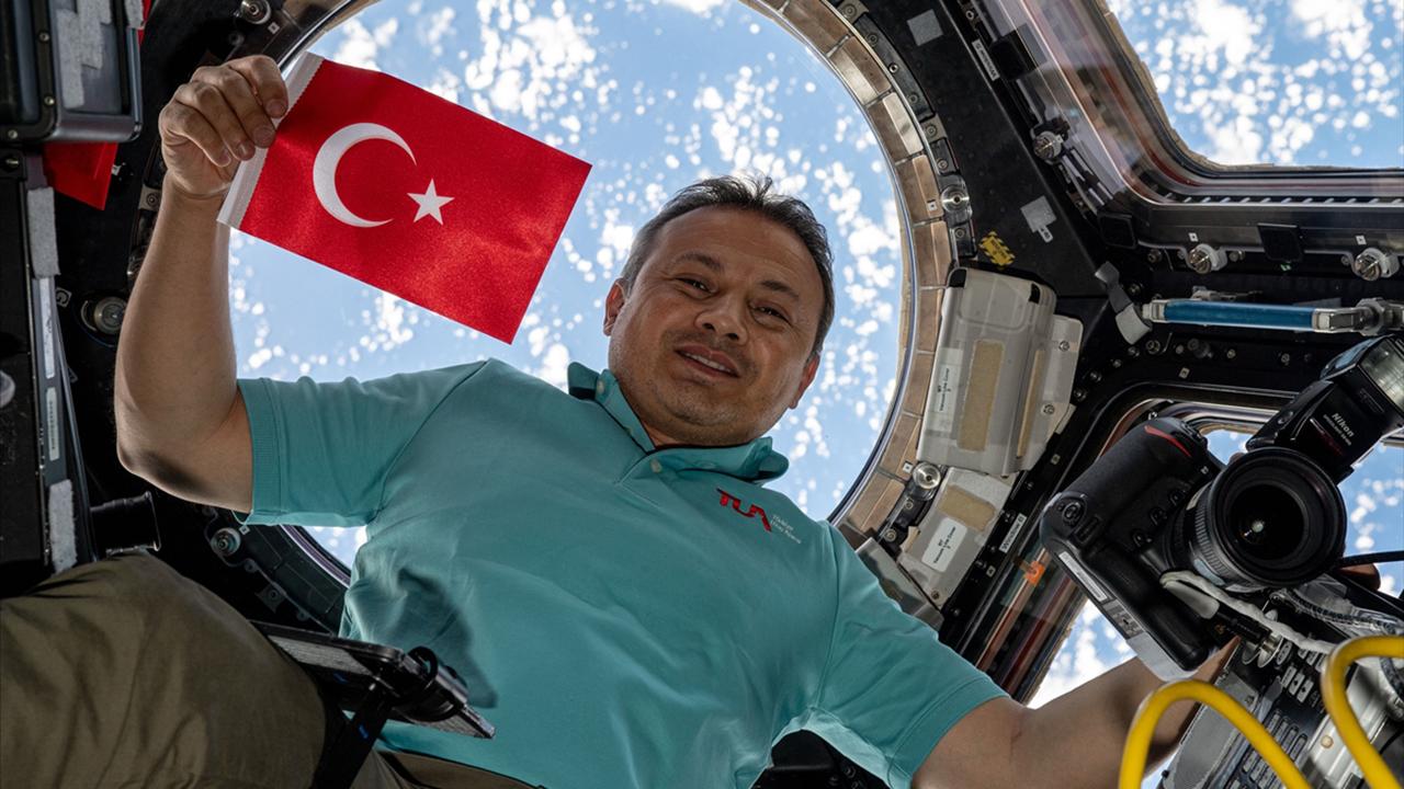 Astronot Gezeravcı Muşlu öğrencilerin "propolis" deneyine başladı