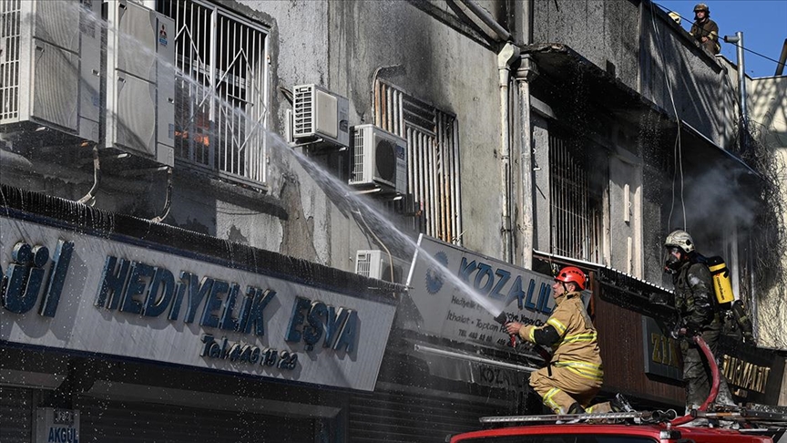 İzmir'de Kemeraltı Çarşısı'ndaki bir iş merkezinde yangın çıktı!