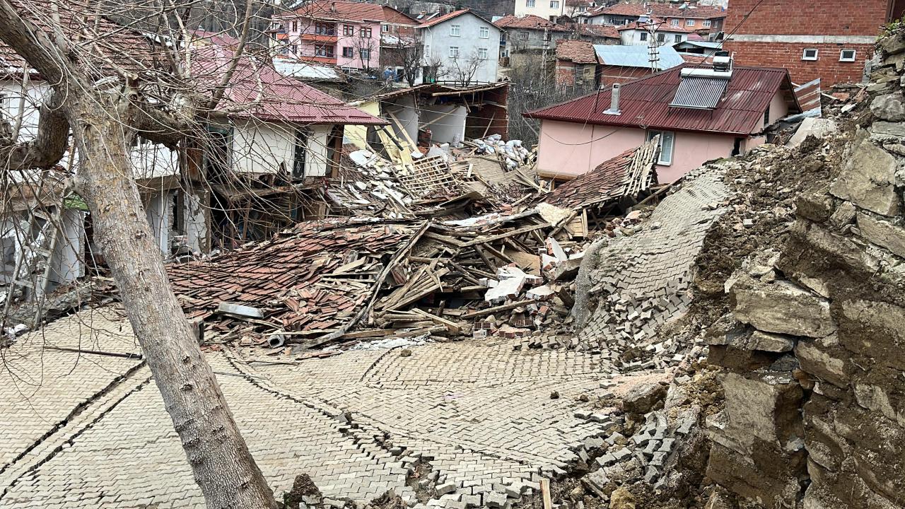 Tokat'ta heyelanda cami ile 5 ev yıkıldı