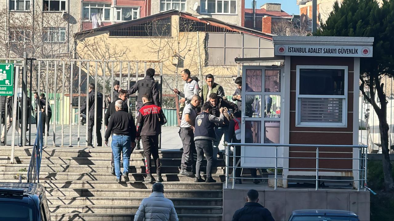 İstanbul Adliyesi önündeki meydanda silahla ateş açıldı!