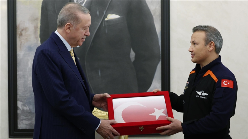 Erdoğan, Türkiye'nin ilk astronotu Gezeravcı'yı kabul etti